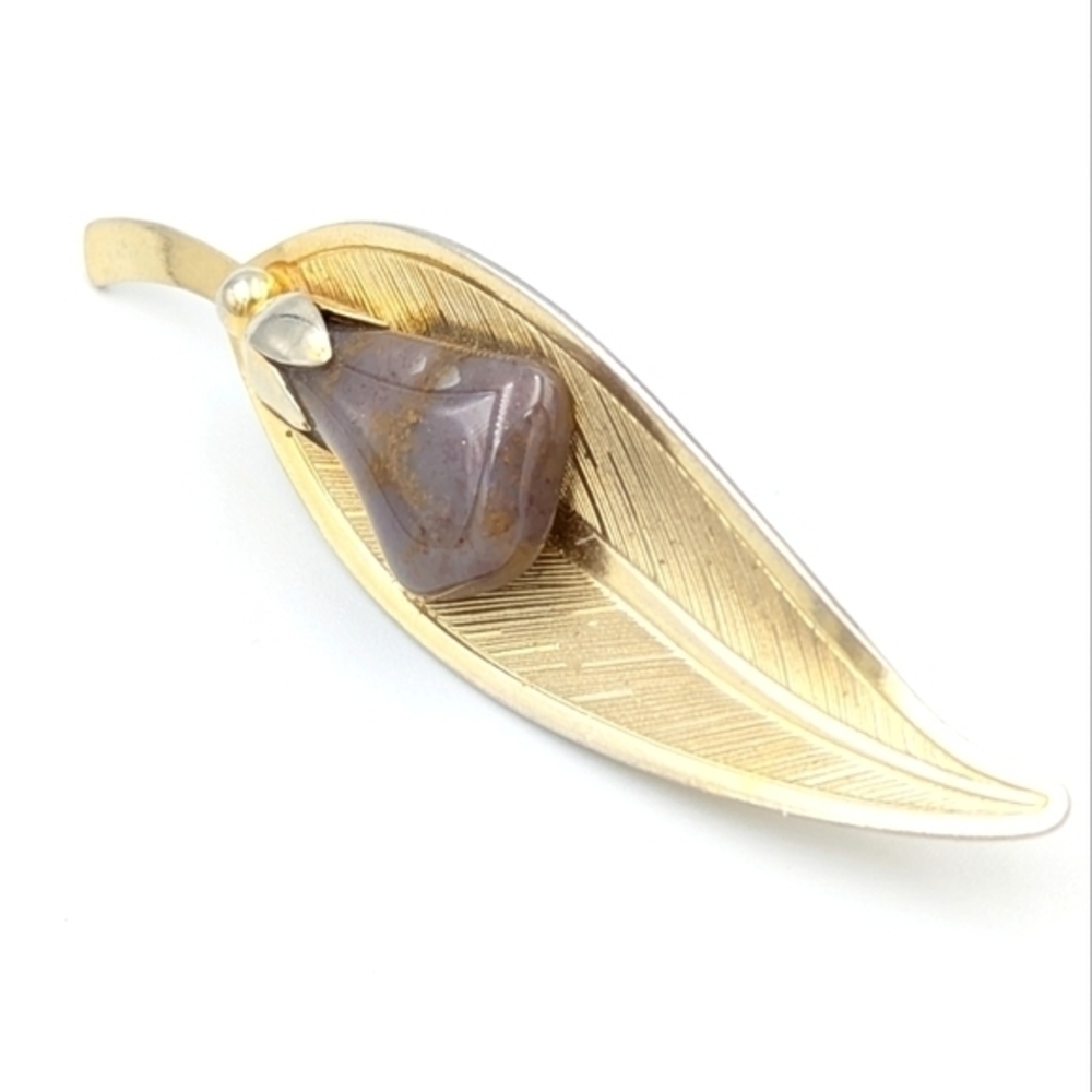 4/24$  Vintage Gold Tone Leaf Polished Stone Brooch Pin